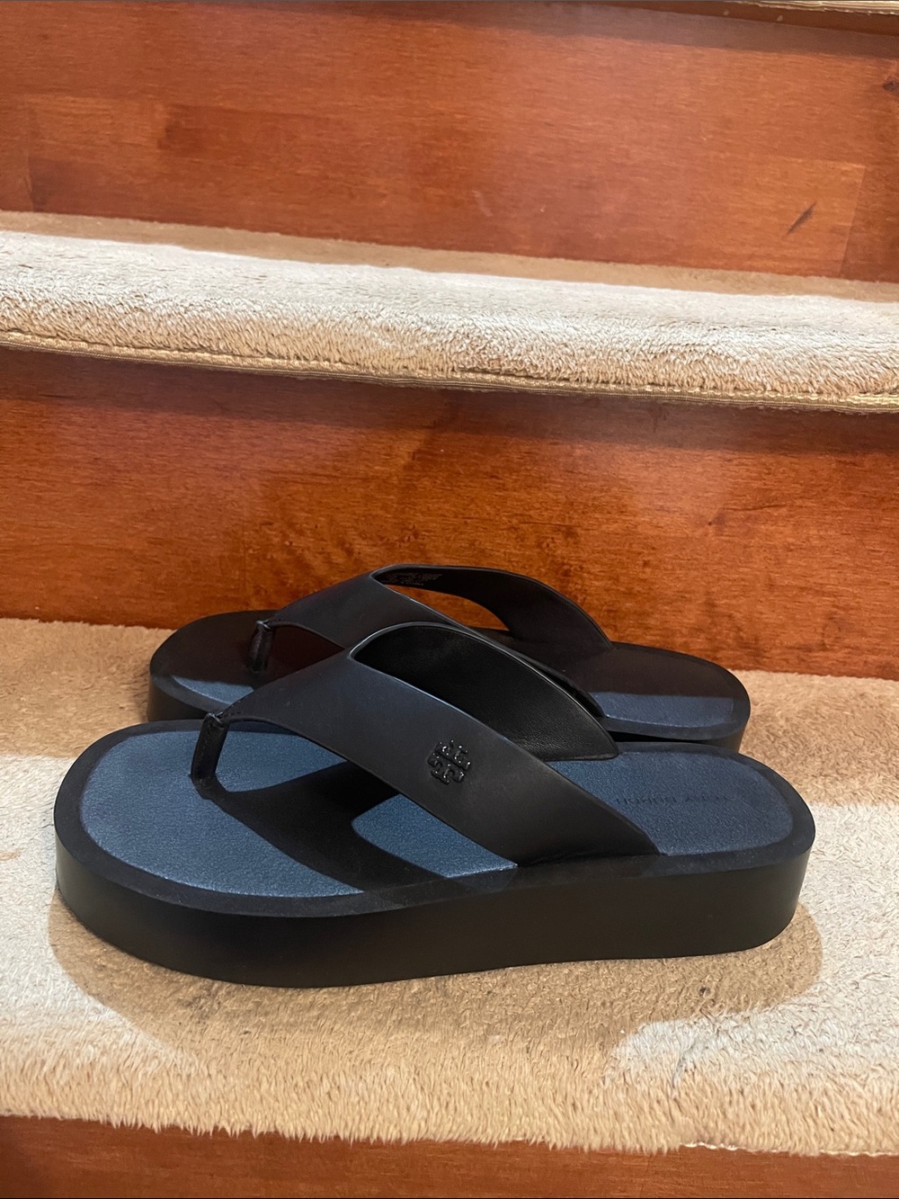 Authentic NWOT Tory Burch Black Platform Flip-Flop Sandals with Logo Medallion - Picture 5 of 11